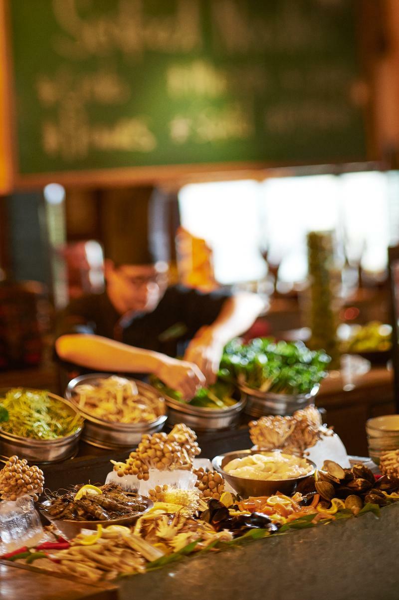 Doubletree By Hilton Kuala Lumpur Ξενοδοχείο Εξωτερικό φωτογραφία A salad bar